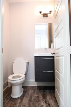 Cheerful 3 bedroom Townhouse in great location!